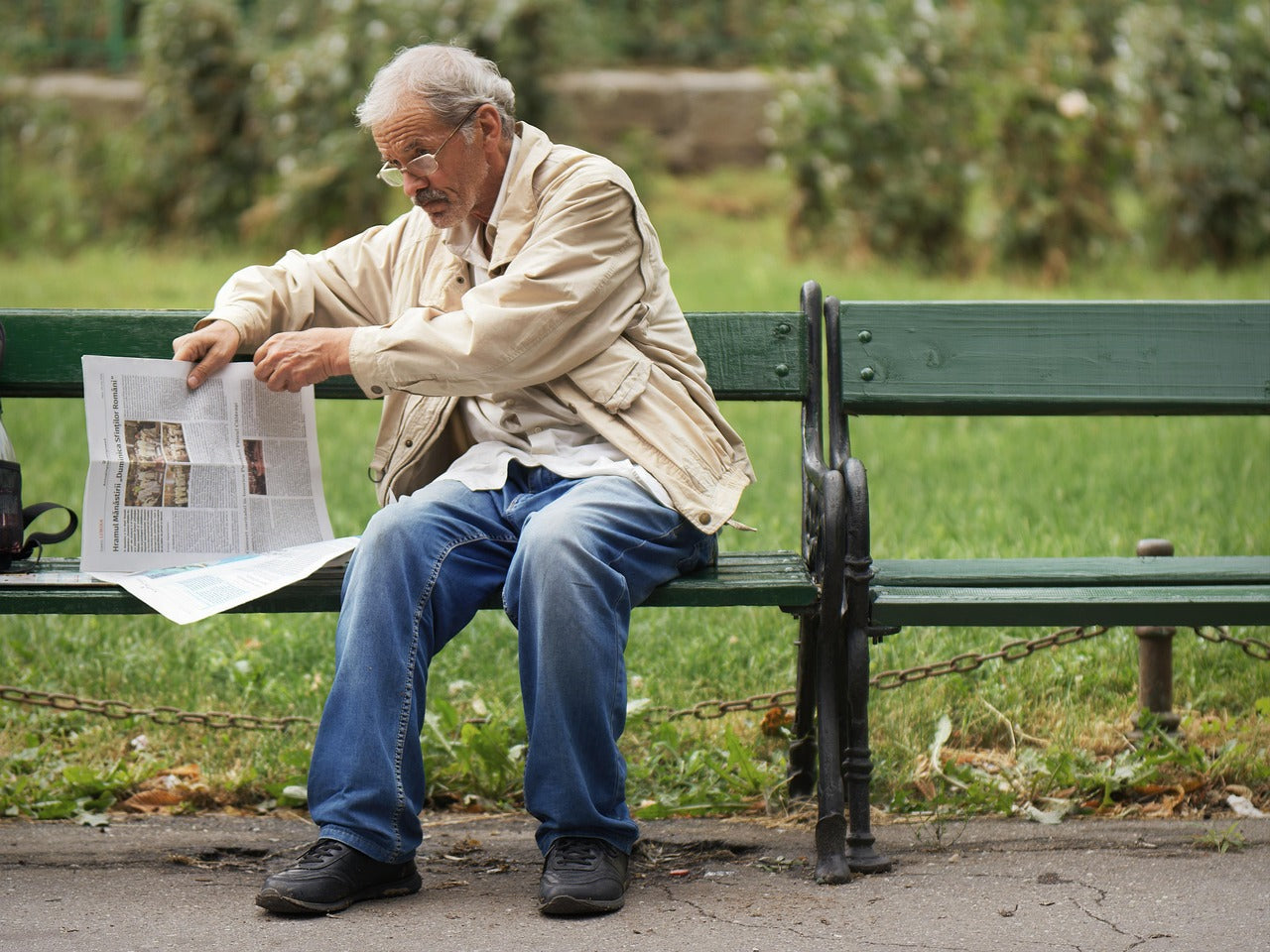 cast iron bench / Metal Memorial Benches: A Tribute of Strength and Modernity /